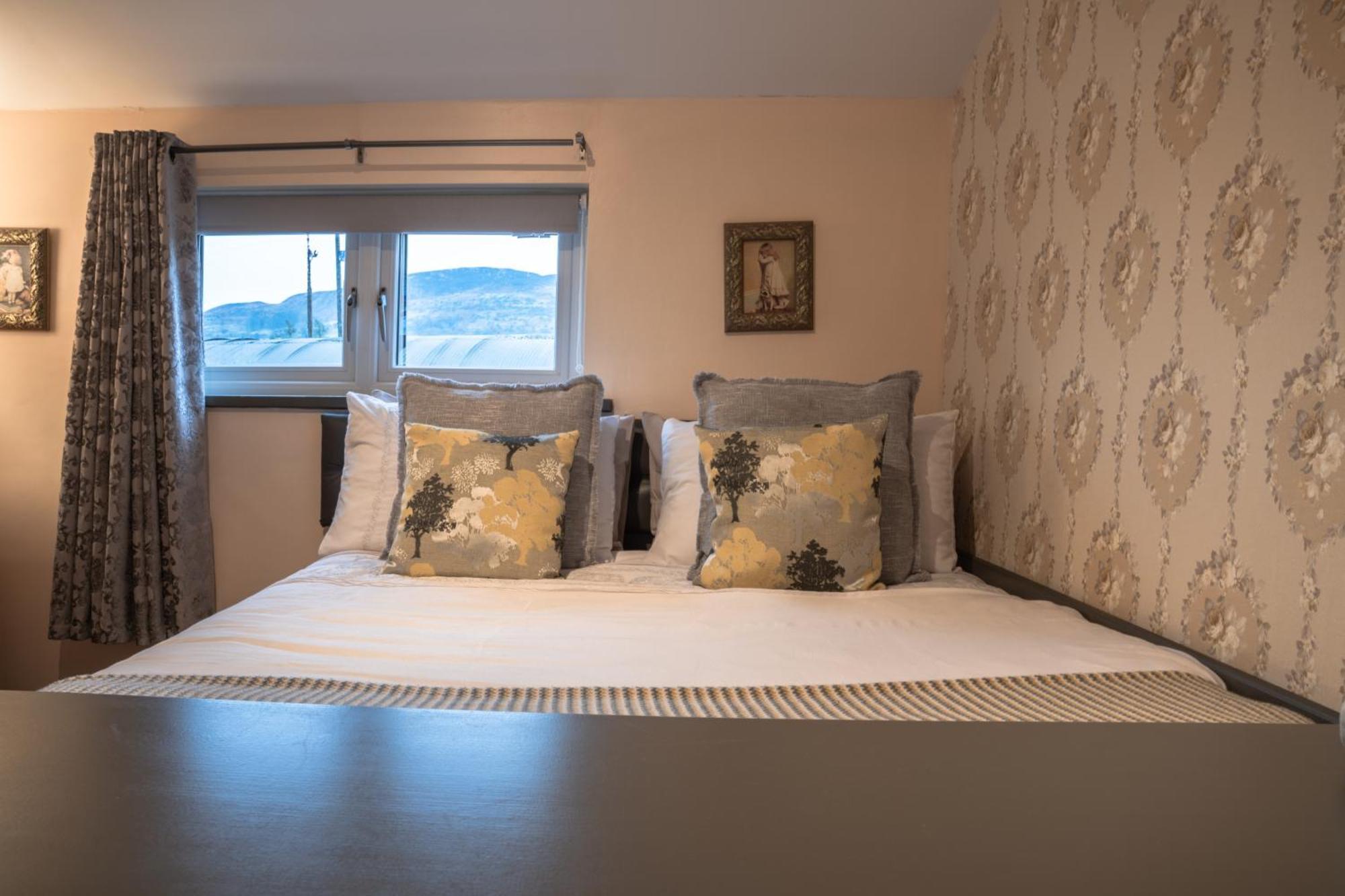 Greenvale Cabins Forkhill Номер фото